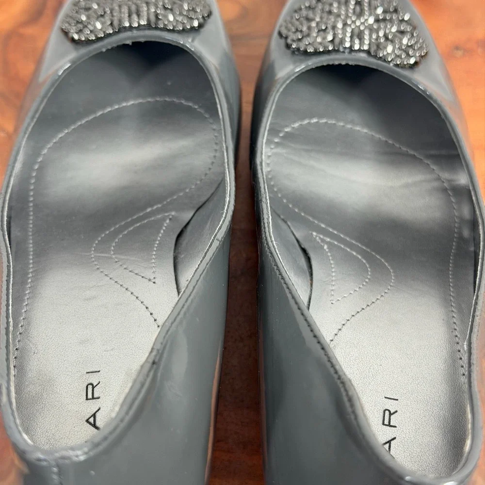 Tahari Sherry Grey Patent Pointed Toe Embellished Block Heel Pumps Womens‎ Sz 9M